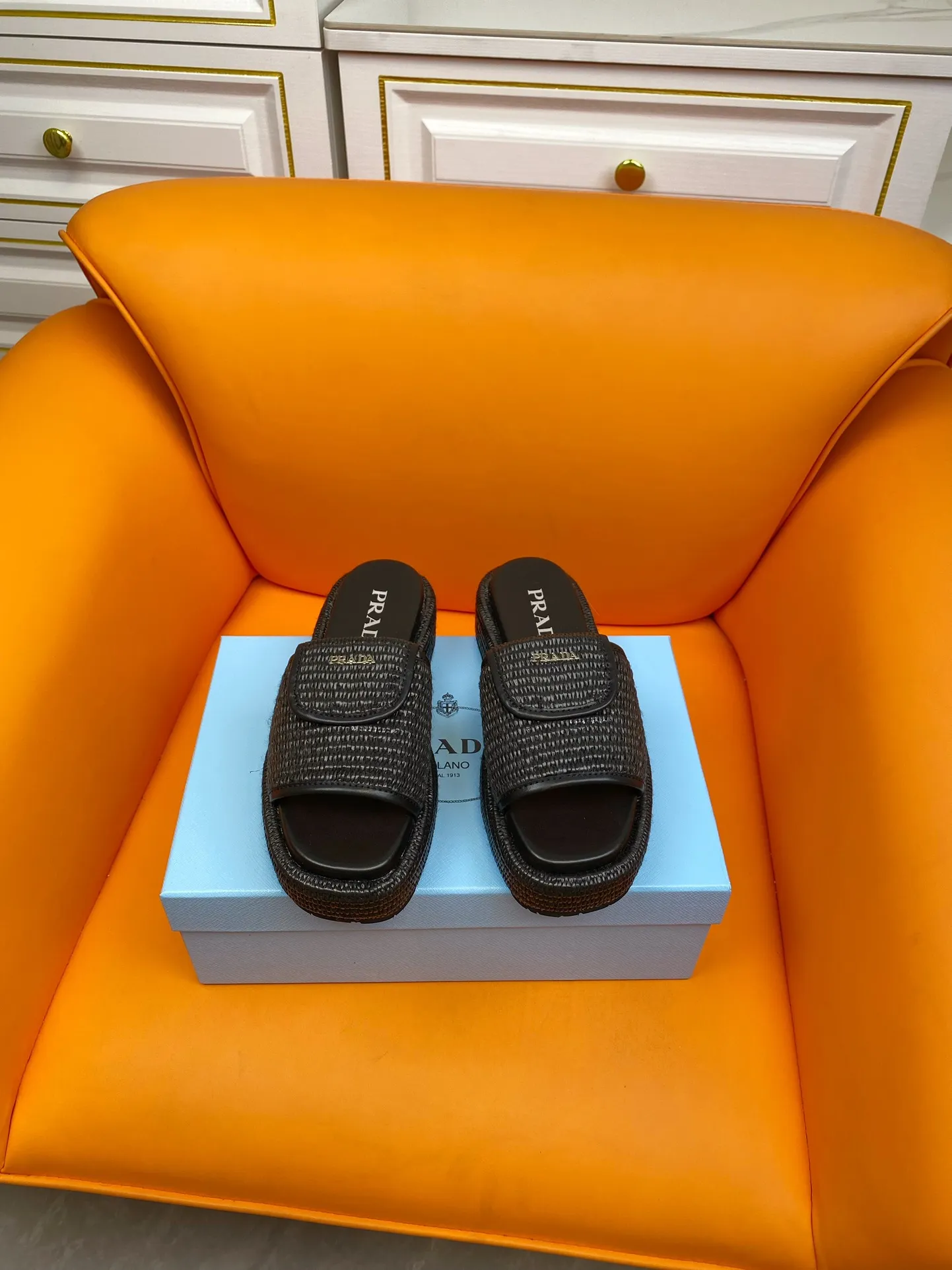👟👟Ex-factory price 520👟👟 PRADA 2024ss raffia woven slippers This year's popular straw series, lazy people's must-have slippers are so good-looking on the feet. The whole pair of shoes is light, comfortable and bright colors meet the various choices of fashionable people of different styles! Original custom-made raffia Sheepskin lining 1:1 open mold outsole Size number: 35-39 (40 customizations are not returnable)